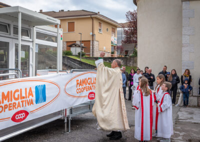 inaugurazione supermercato provvisorio con container abitativi