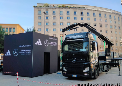 Container espositivo nero con scala e terrazza