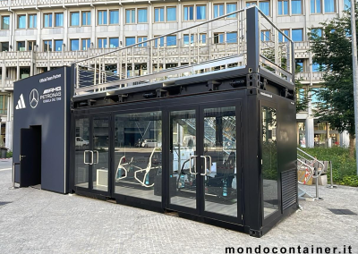 Container espositivo nero con terrazza scoperta